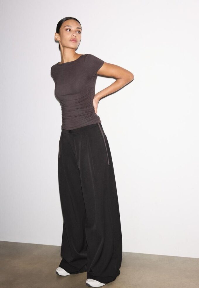 T-shirt à manches courtes avec fronces sur les côtés T-shirt à manches courtes avec fronces sur les côtés