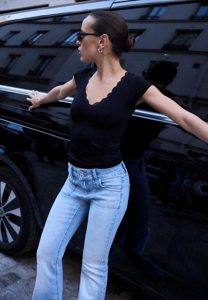 T-shirt à manches courtes en dentelle à col en V en forme de short