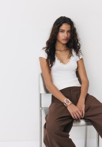 T-shirt à manches courtes en dentelle à col en V en forme de short