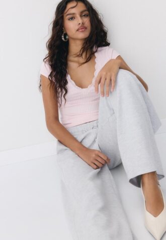 T-shirt à manches courtes en dentelle à col en V en forme de short