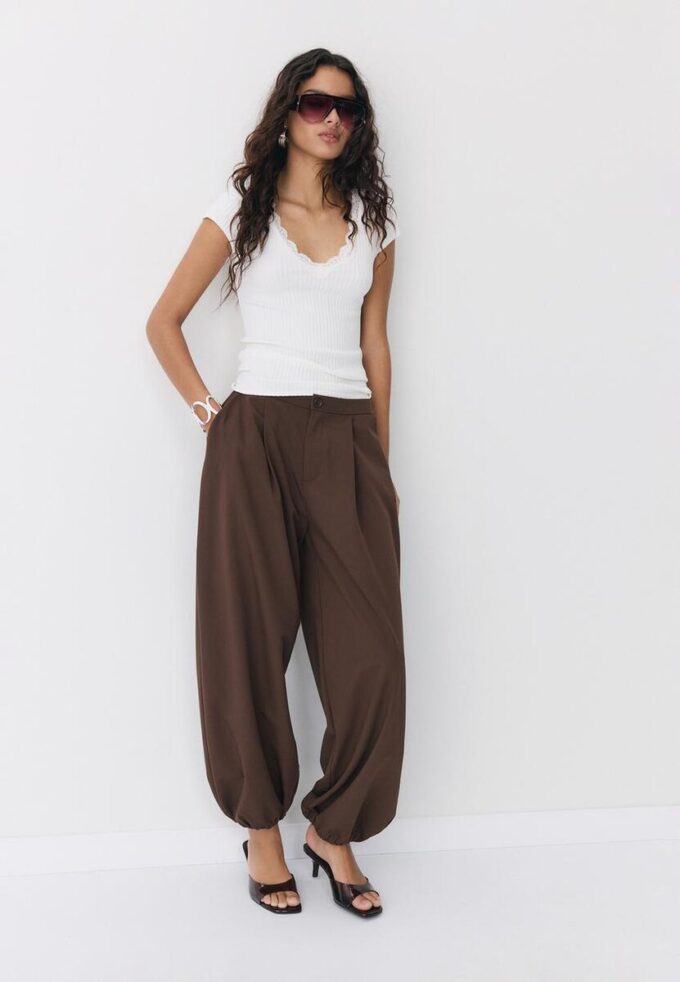 T-shirt à manches courtes en dentelle à col en V en forme de short