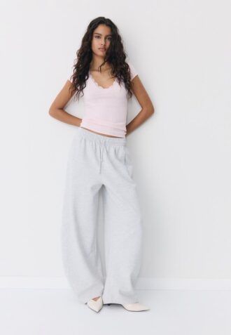 T-shirt à manches courtes en dentelle à col en V en forme de short