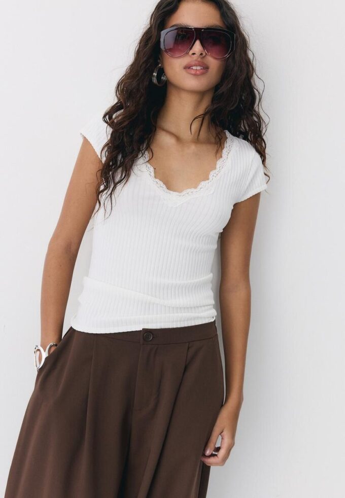 T-shirt à manches courtes en dentelle à col en V en forme de short