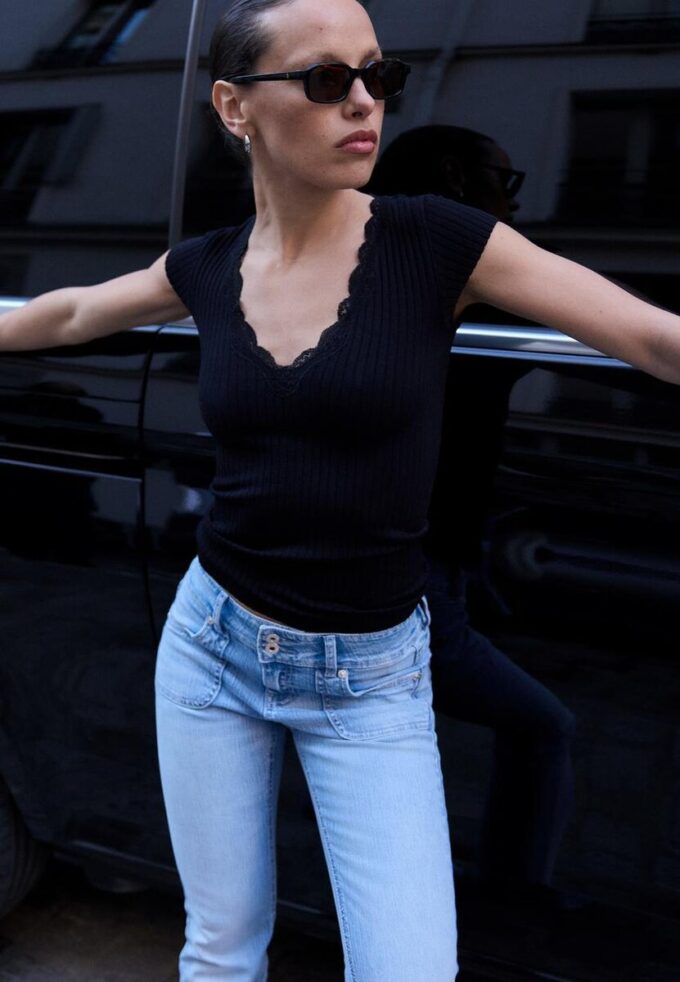 T-shirt à manches courtes en dentelle à col en V en forme de short