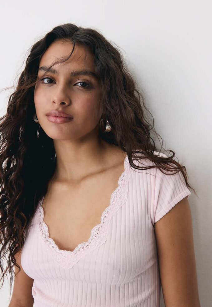 T-shirt à manches courtes en dentelle à col en V en forme de short