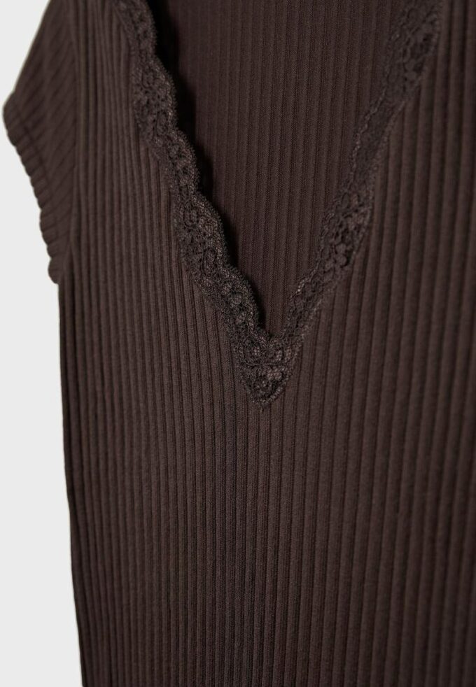 T-shirt à manches courtes en dentelle à col en V en forme de short