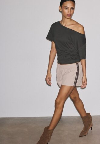 T-shirt à manches courtes et col bateau avec fronces