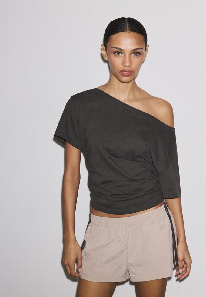 T-shirt à manches courtes et col bateau avec fronces