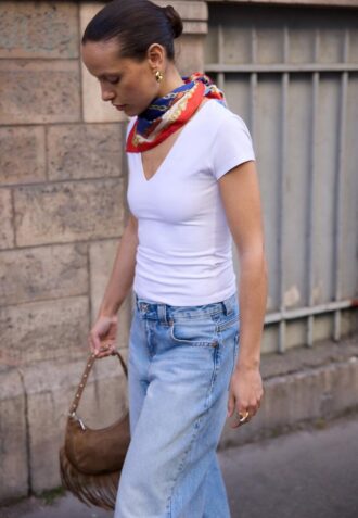 T-shirt à manches courtes et col en V