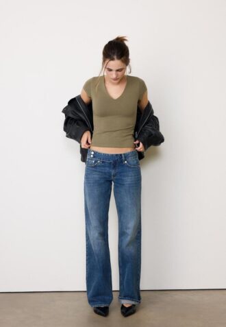 T-shirt à manches courtes et col en V