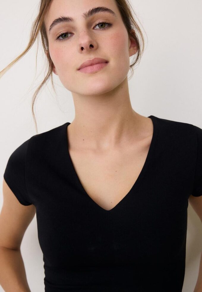 T-shirt à manches courtes et col en V