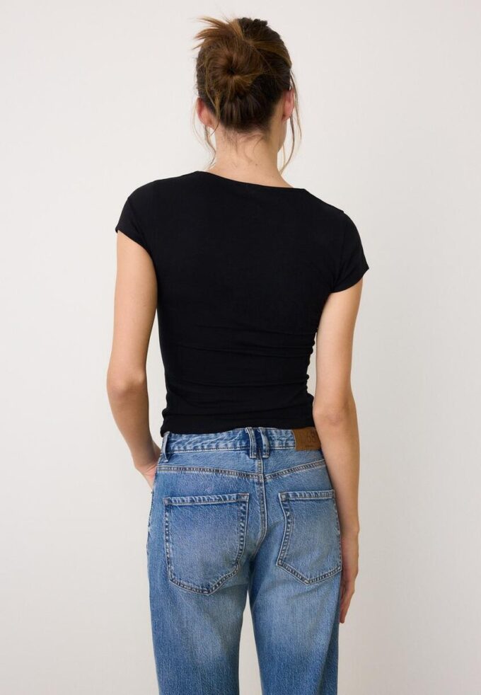 T-shirt à manches courtes et col en V