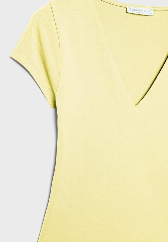 T-shirt à manches courtes et col en V