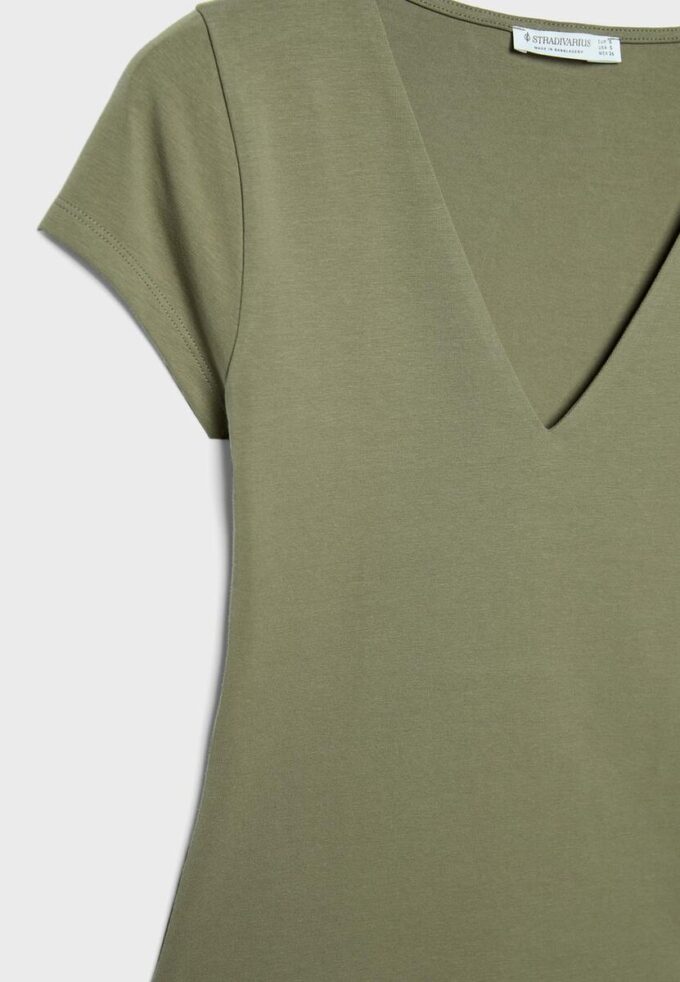 T-shirt à manches courtes et col en V