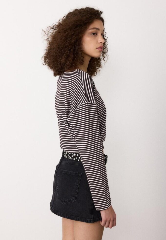 T-shirt à manches longues et col bateau avec bande rayée