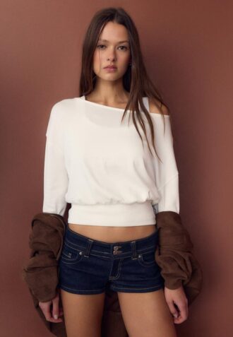 T-shirt à manches longues et col bateau avec ourlet en forme de ceinture