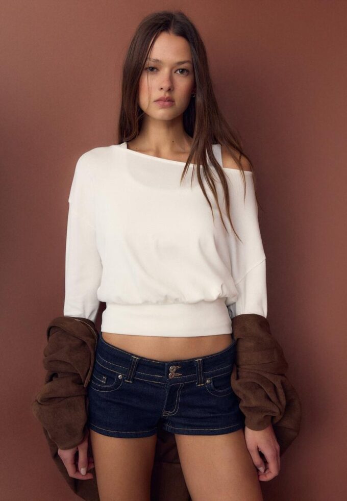 T-shirt à manches longues et col bateau avec ourlet en forme de ceinture