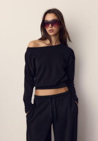 T-shirt à manches longues et col bateau avec ourlet en forme de ceinture