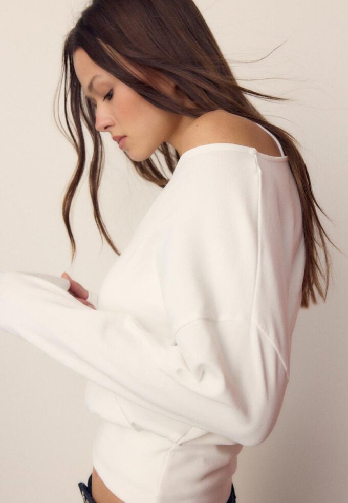 T-shirt à manches longues et col bateau avec ourlet en forme de ceinture