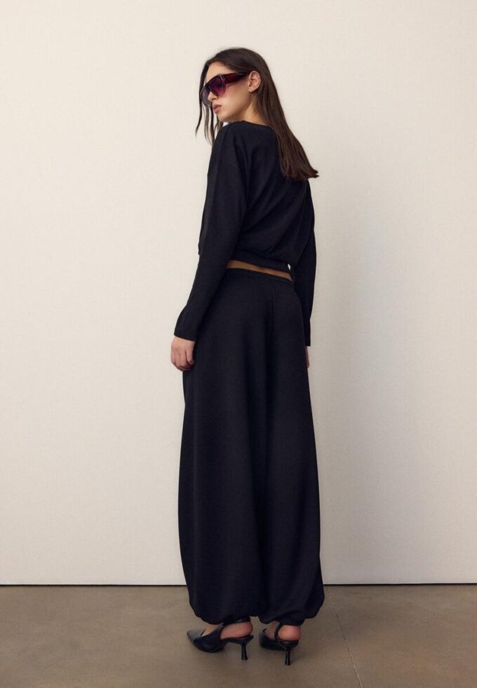 T-shirt à manches longues et col bateau avec ourlet en forme de ceinture