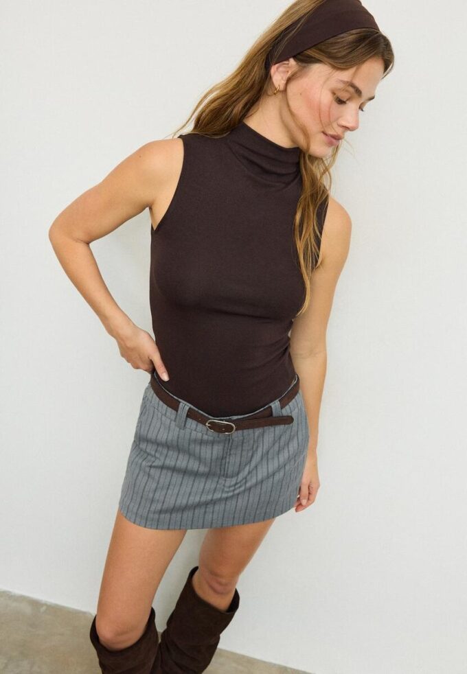 T-shirt sans manches à col cheminée