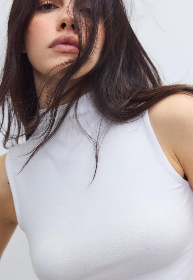 T-shirt sans manches à col cheminée