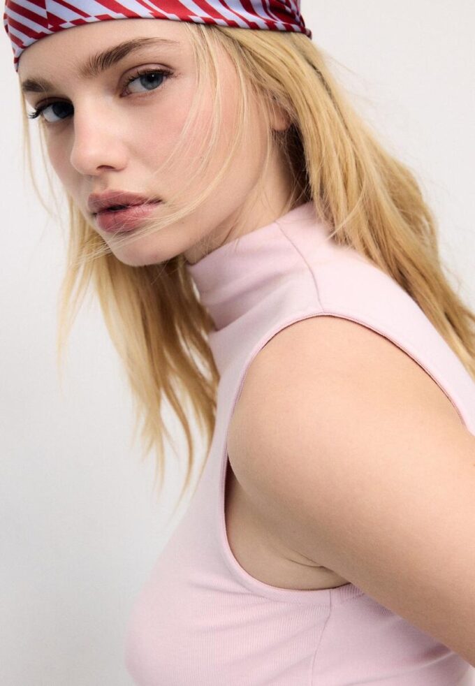 T-shirt sans manches à col cheminée