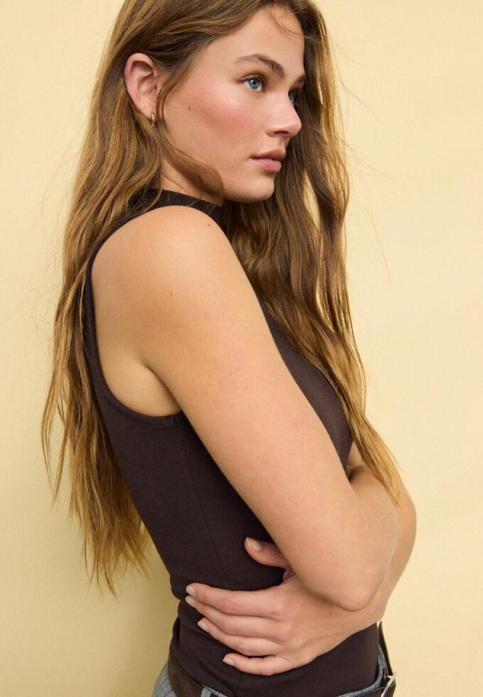 T-shirt sans manches à col cheminée