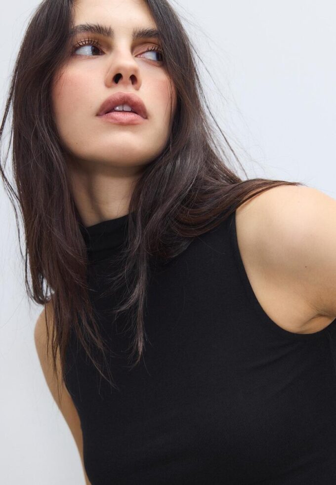 T-shirt sans manches à col cheminée