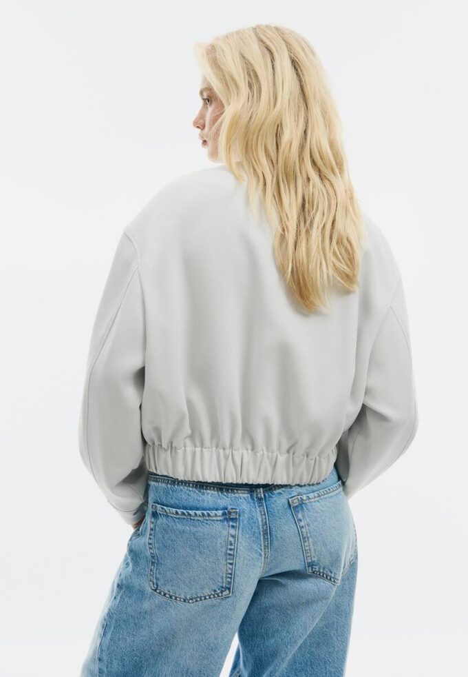 Veste à col rond et manches bouffantes