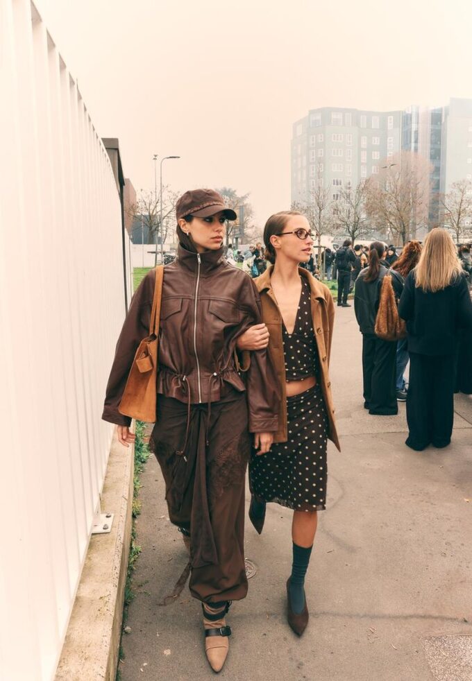 Veste en cuir avec poches et taille ajustable Veste en cuir avec poches et taille ajustable