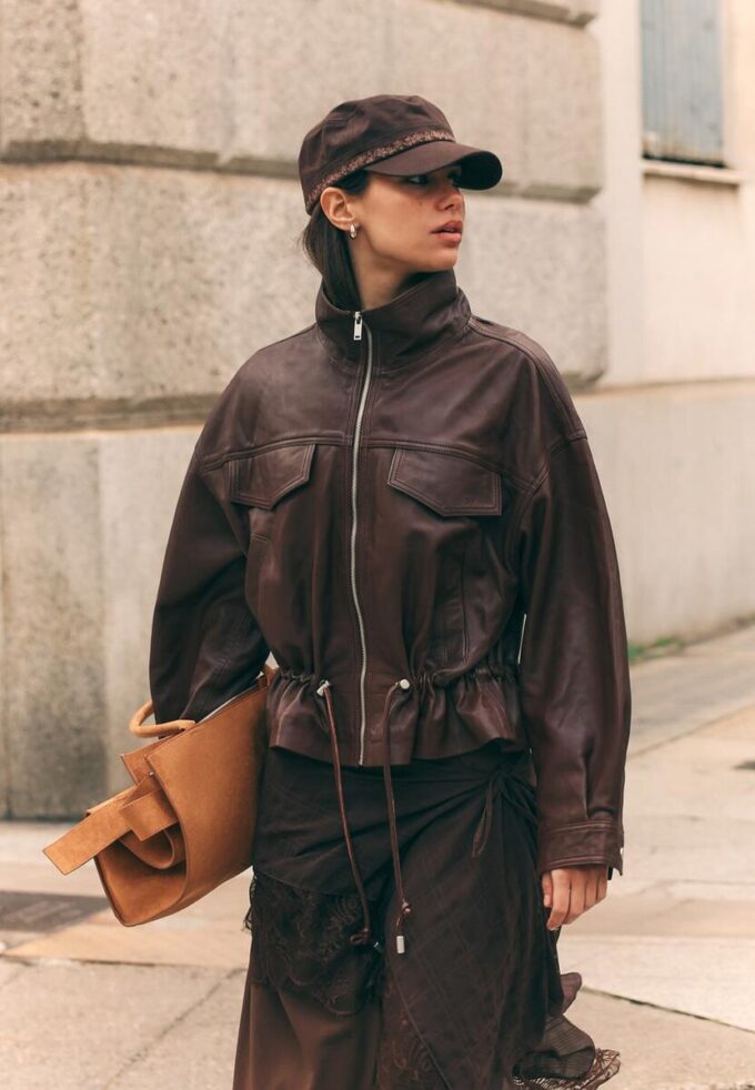 Veste en cuir avec poches et taille ajustable Veste en cuir avec poches et taille ajustable