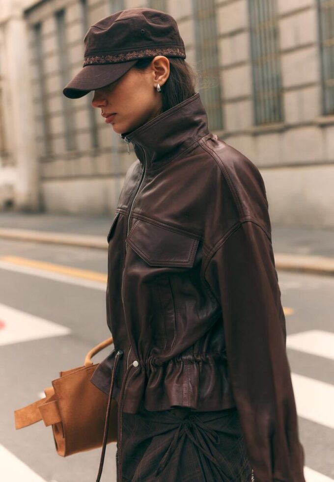 Veste en cuir avec poches et taille ajustable Veste en cuir avec poches et taille ajustable