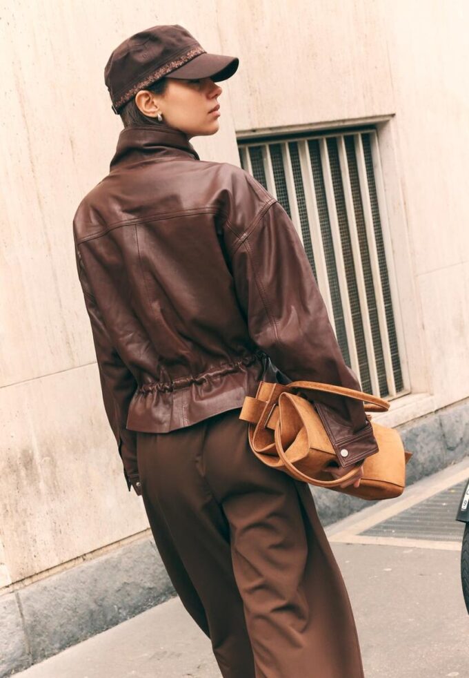 Veste en cuir avec poches et taille ajustable Veste en cuir avec poches et taille ajustable