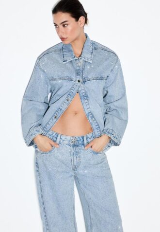 Veste en jean avec poches plaquées et strass