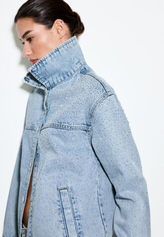 Veste en jean avec poches plaquées et strass