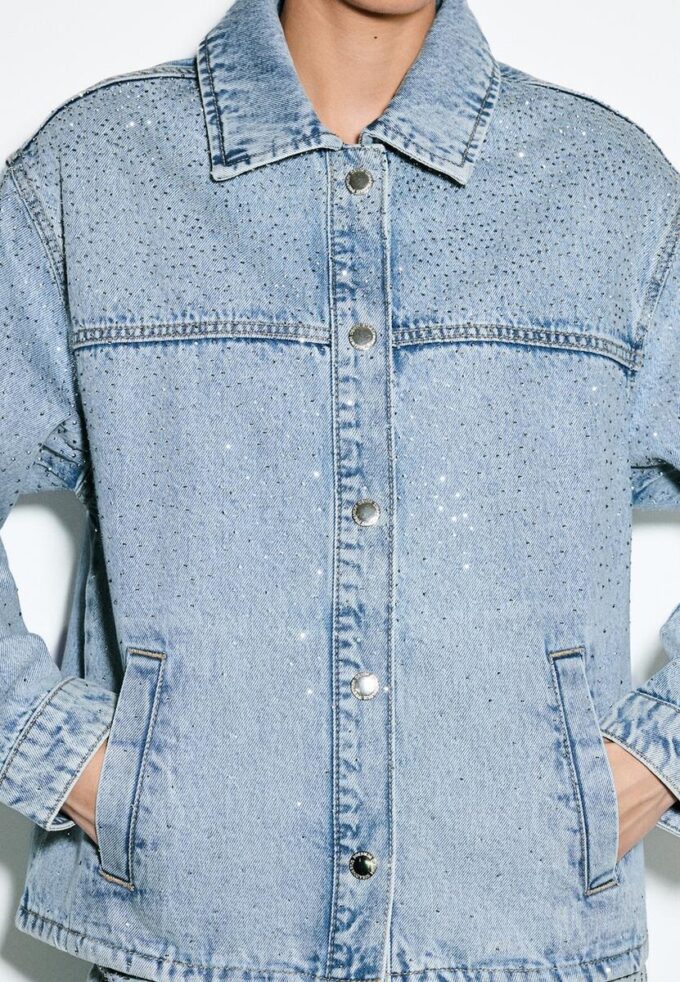 Veste en jean avec poches plaquées et strass Veste en jean avec poches plaquées et strass