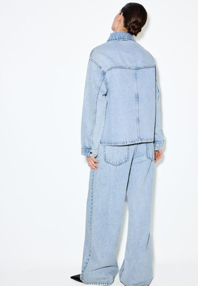 Veste en jean avec poches plaquées et strass Veste en jean avec poches plaquées et strass