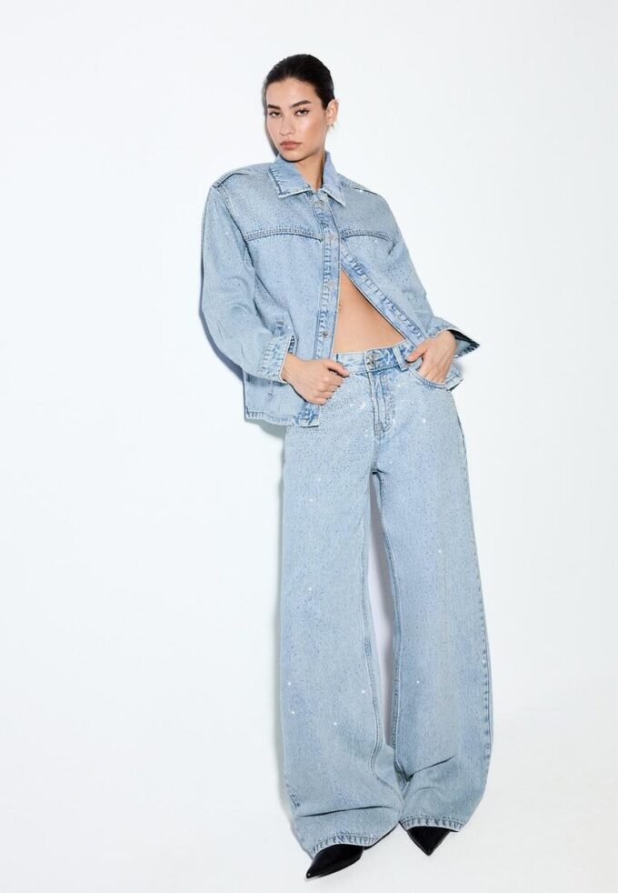 Veste en jean avec poches plaquées et strass Veste en jean avec poches plaquées et strass